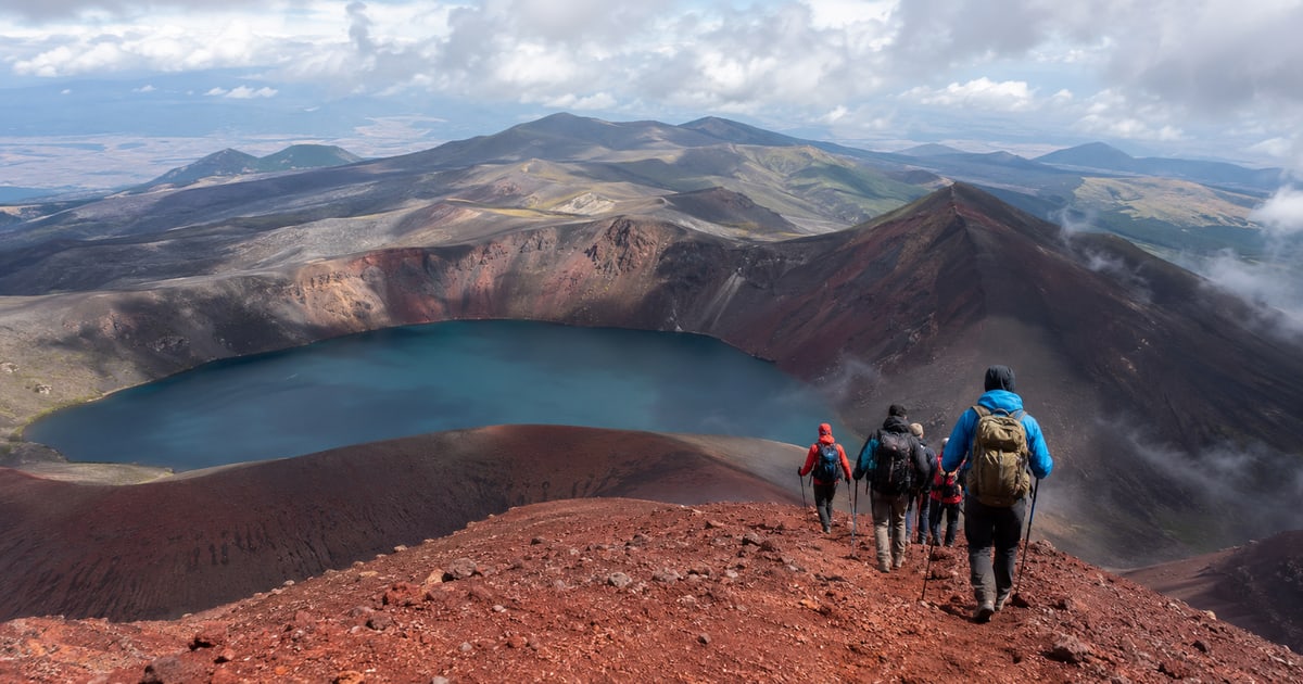 Оригинальная обложка GeoTrips: кратерное озеро Аждаака и туристы в Гегамских горах