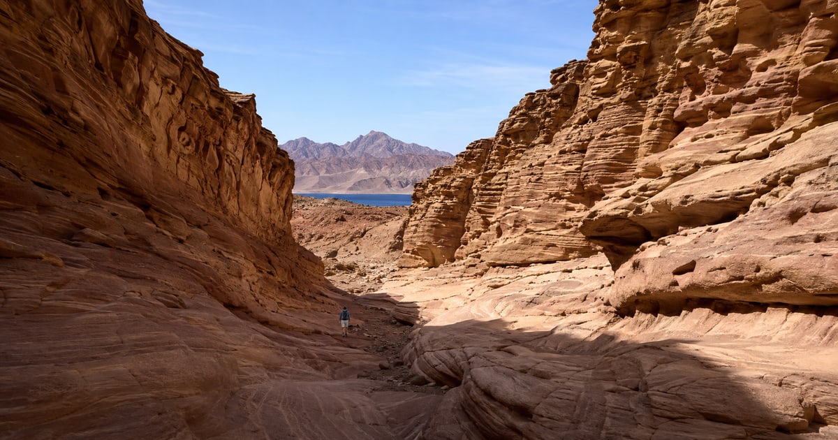 Оригинальная обложка GeoTrips: слоистые скалы каньона Салама и Синайские горы