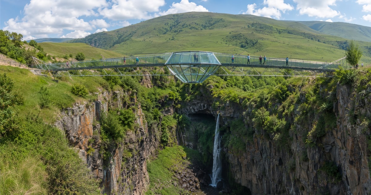Оригинальная обложка GeoTrips: стеклянный Diamond Bridge над каньоном Дашбаши