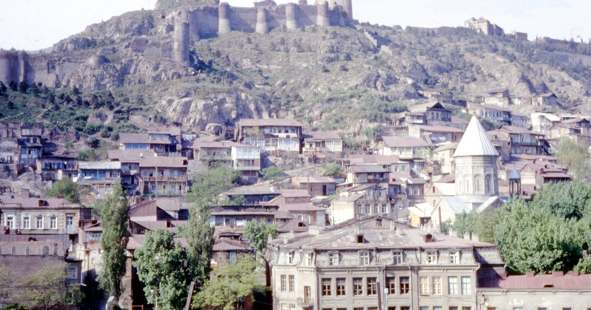Лицензированная реальная фотография: Три лица Тбилиси