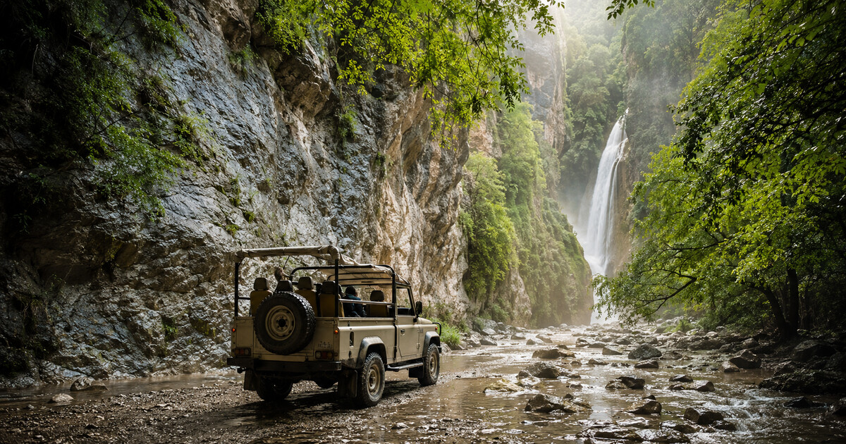 Оригинальная обложка GeoTrips: джип у каньона Саклыкент и водопада